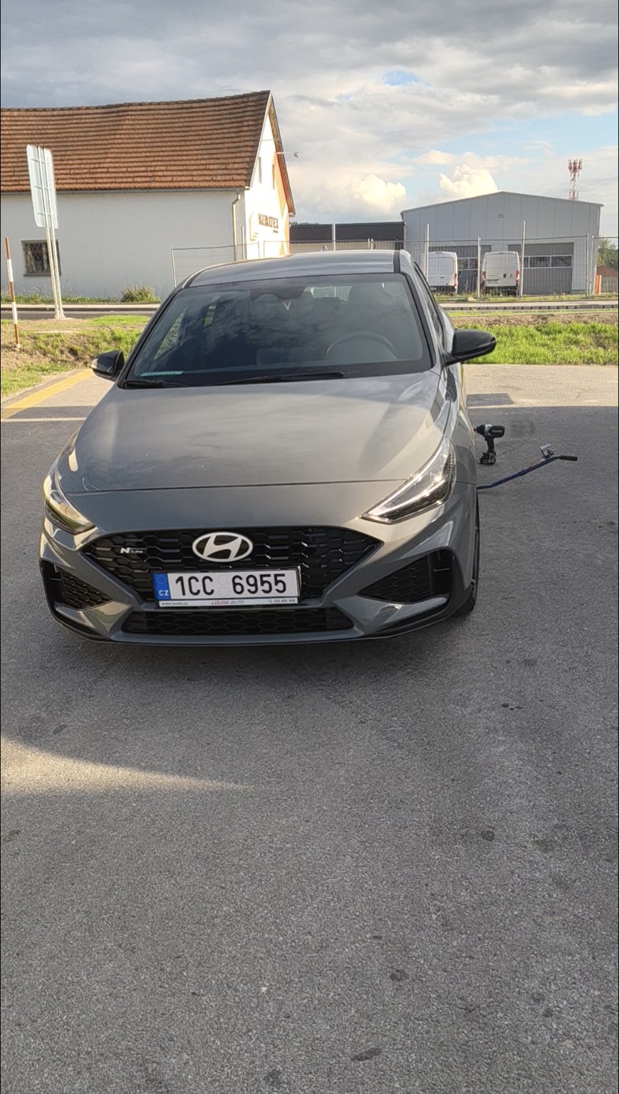 Šedé auto při denním výjezdu