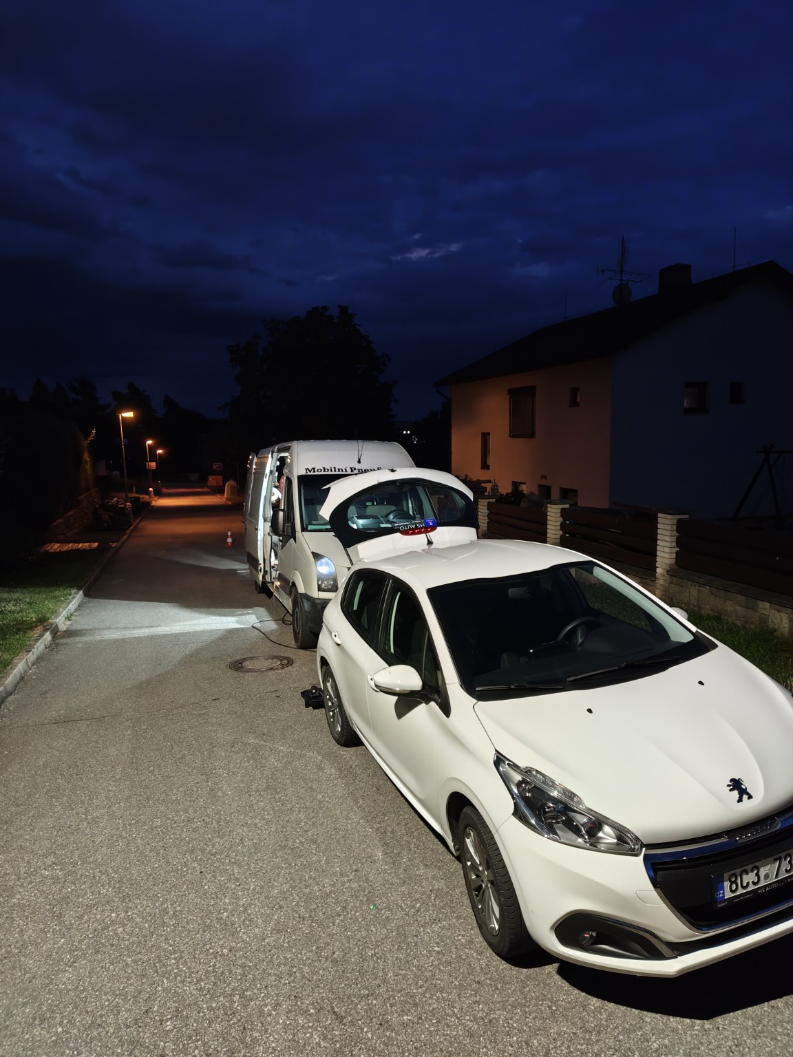 Noční výjezd k bílému automobilu