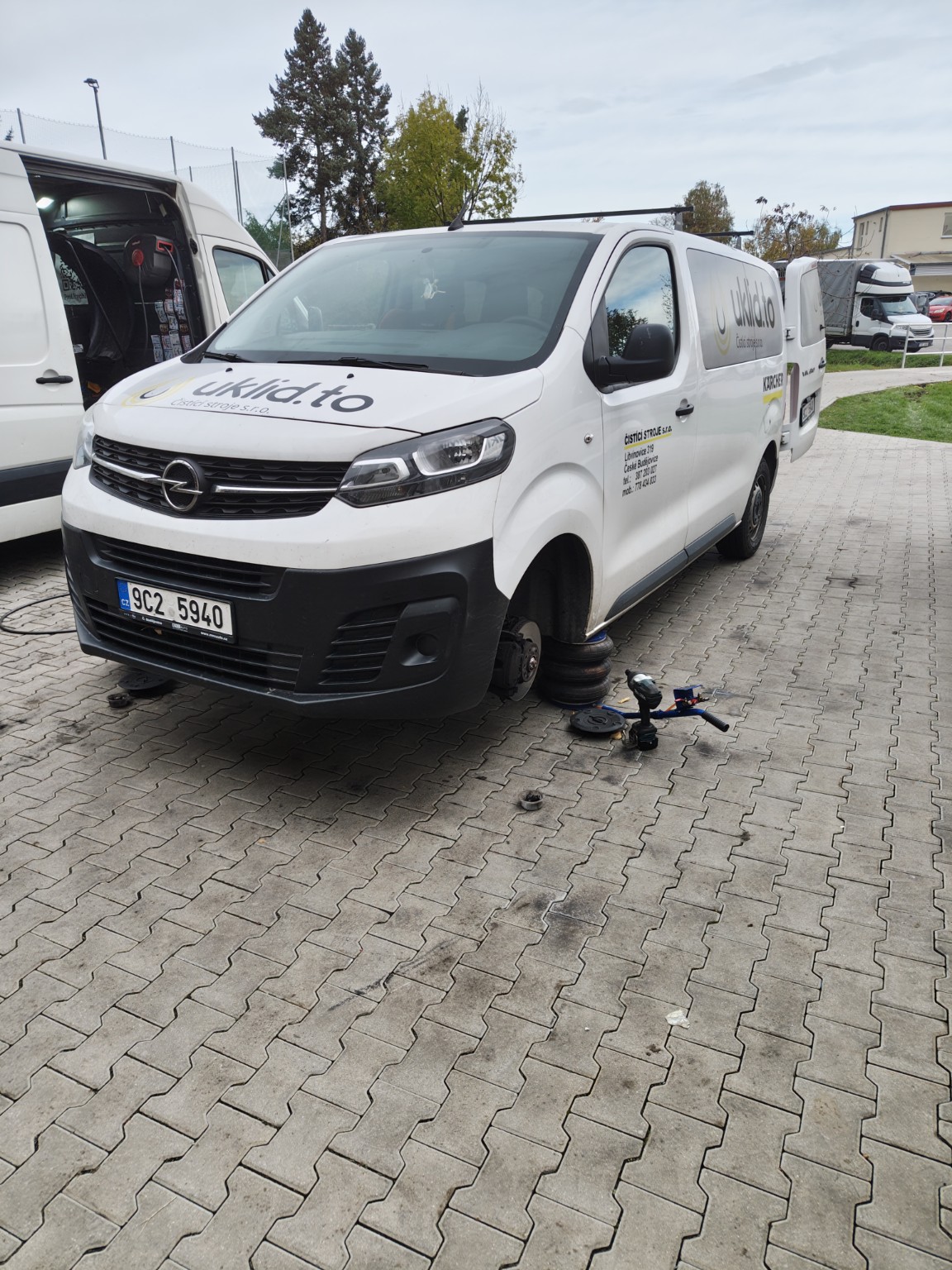 Servisní dodávka při práci na parkovišti