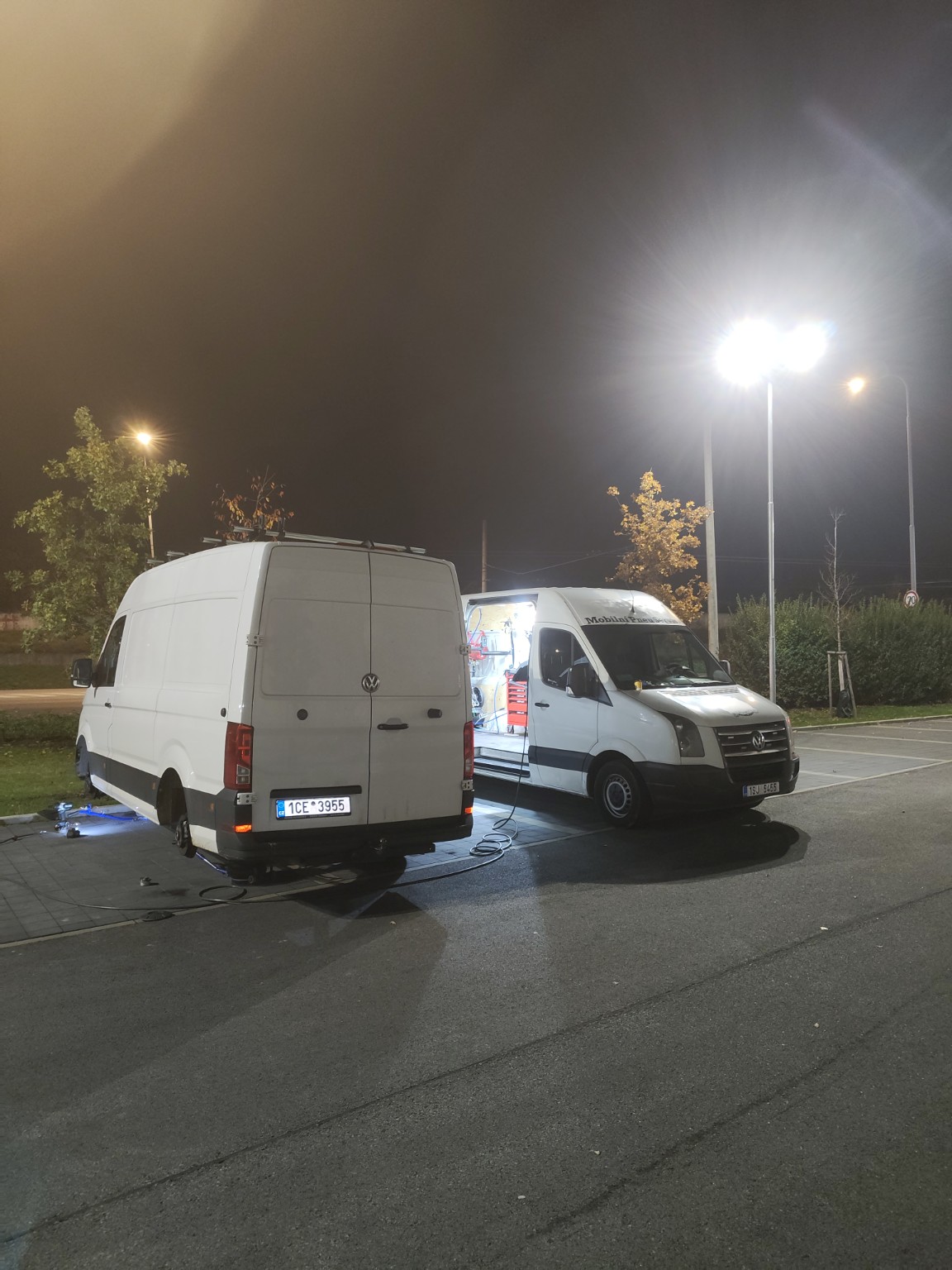 Mobilní pneuservis při nočním výjezdu