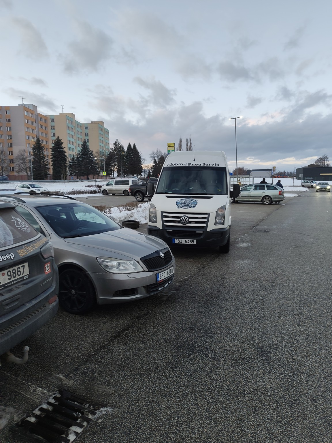 Servisní dodávka na parkovišti u auta zákazníka