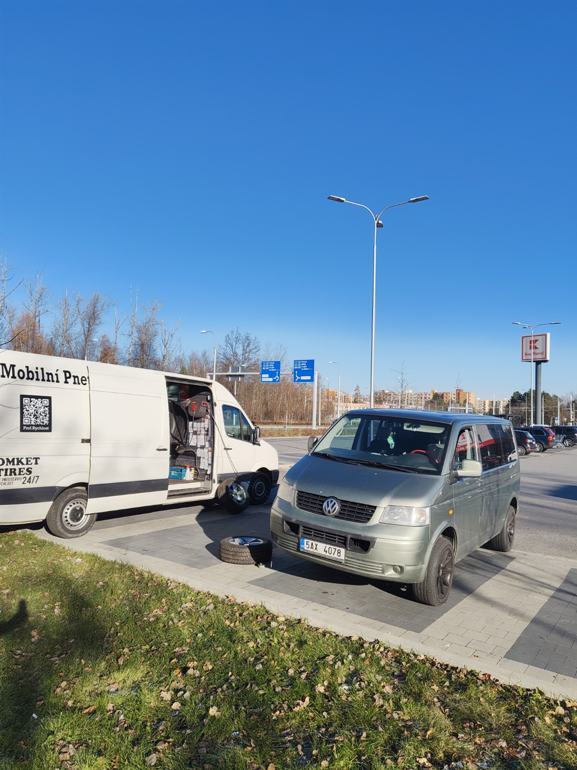Výjezd k šedému autu během dne