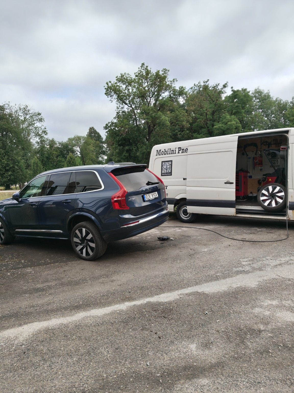 Auto zákazníka vedle servisní dodávky