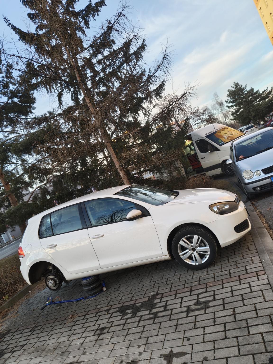 Bílé auto při výjezdu
