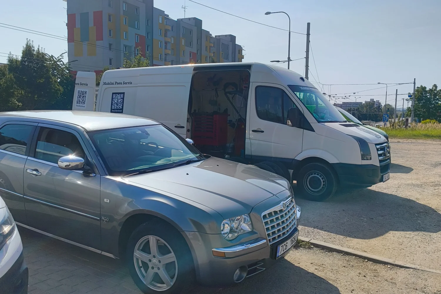 Servisní dodávka a auto zákazníka